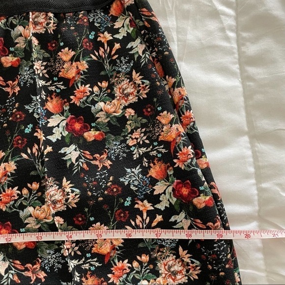 Zara Black Floral High Rise Pull On Tapered Ankle Pants Size Small - Picture 11 of 13